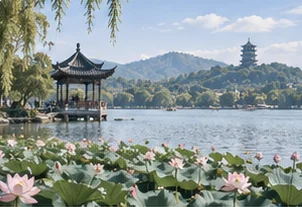 荷塘、亭台与远山环抱的湖面（意境配图）